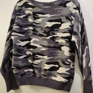 New York & Company NWT Black/Grey Camouflage Patterned Sweater. Size Medium.